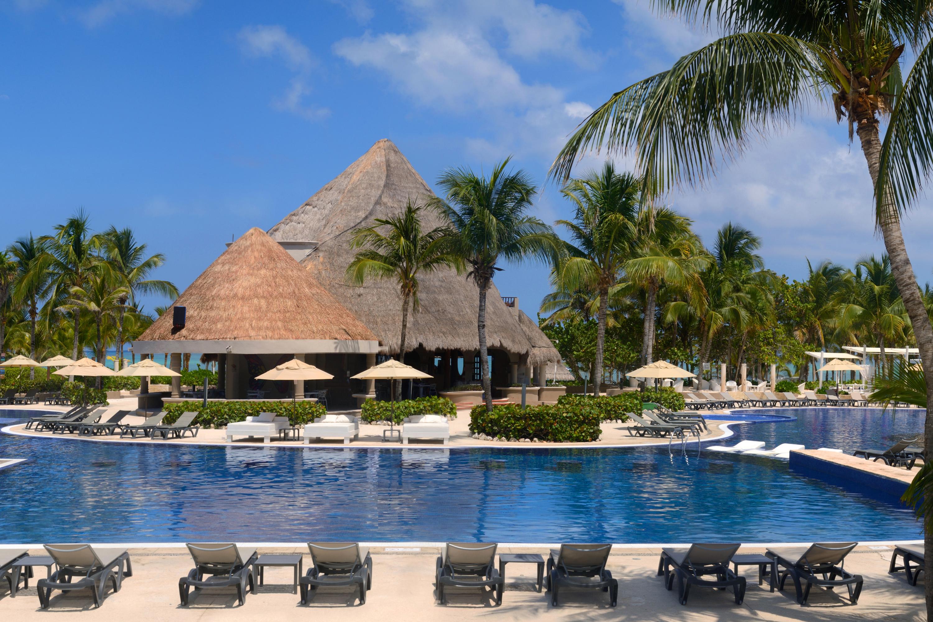 Catalonia Playa Maroma - All Inclusive Punta Maroma Esterno foto The pyramid at the Grand Palladium Hotel