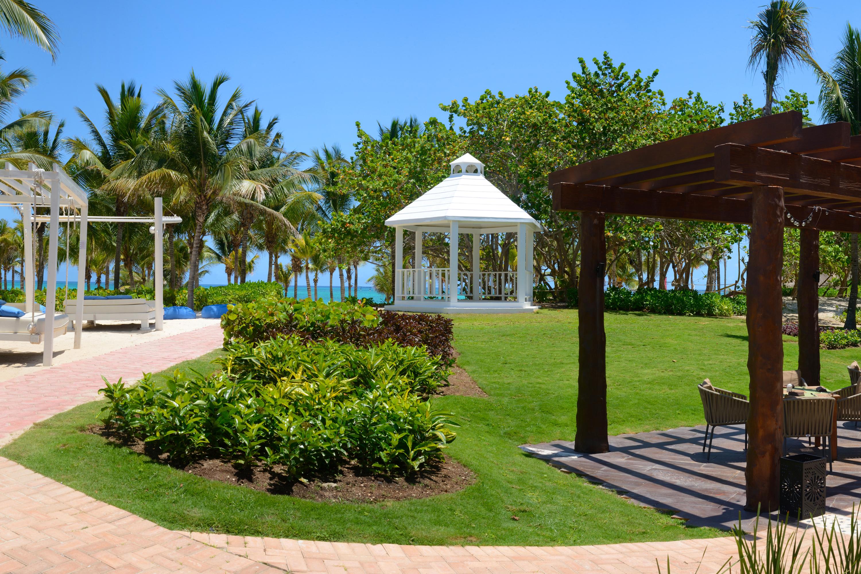Catalonia Playa Maroma - All Inclusive Punta Maroma Esterno foto The gazebo at the beach